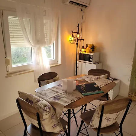 Ferienwohnung Mit Zwei Schlafzimmer Pool Und Jacuzzi