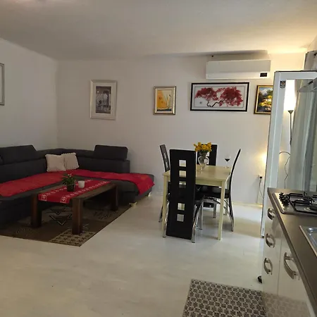Mit Zwei Schlafzimmer Pool Und Jacuzzi Apartman Fažana